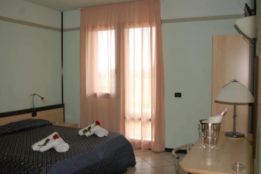 רוסולינה Hotel Gran Delta Di Alba-Invest Srl מראה חיצוני תמונה